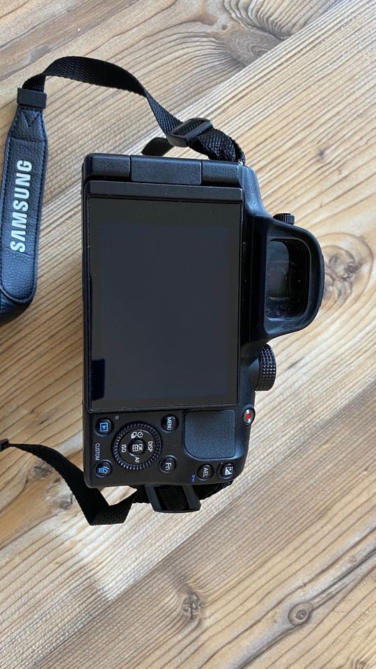 wie neu SAMSUNG NX20 Systemkamera mit Zubehör in Ismaning