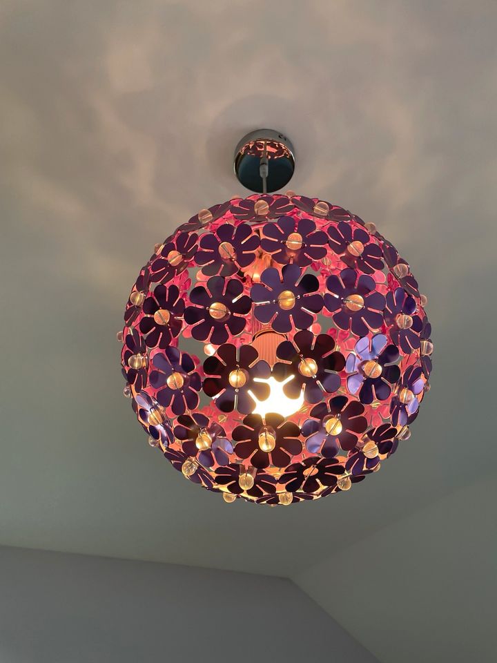 Lampe lila Blumenmuster Kinderzimmerlampe in Ketsch