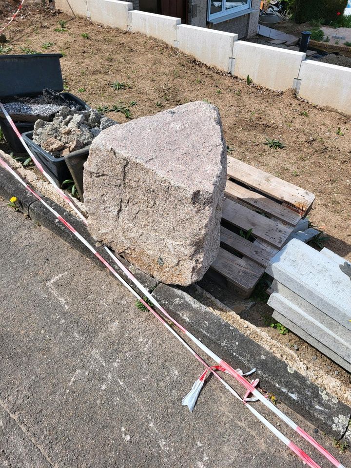 Großer Granitstein Naturstein Findling Garten in Herrenberg