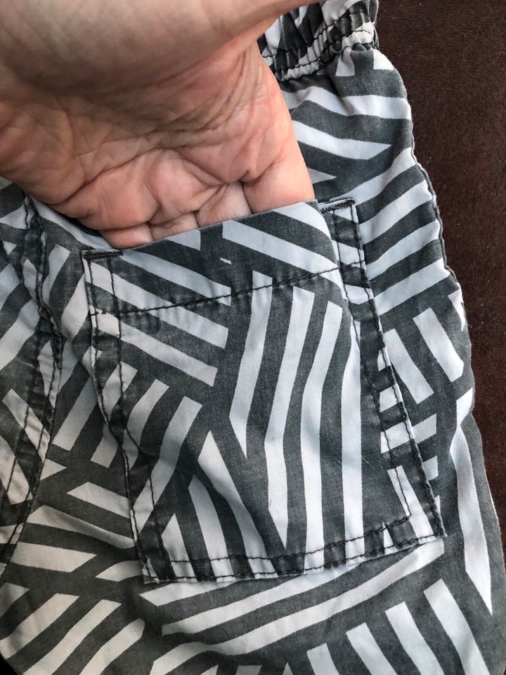 H&M Shorts Bermudas Muster mit Taschen Gummibund gr 92 in Olching