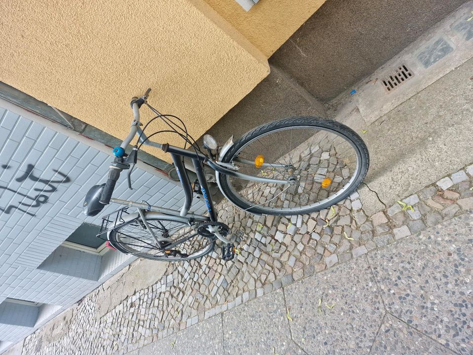 Das Fahrrad ist 28 zoll guter Zustand in Berlin