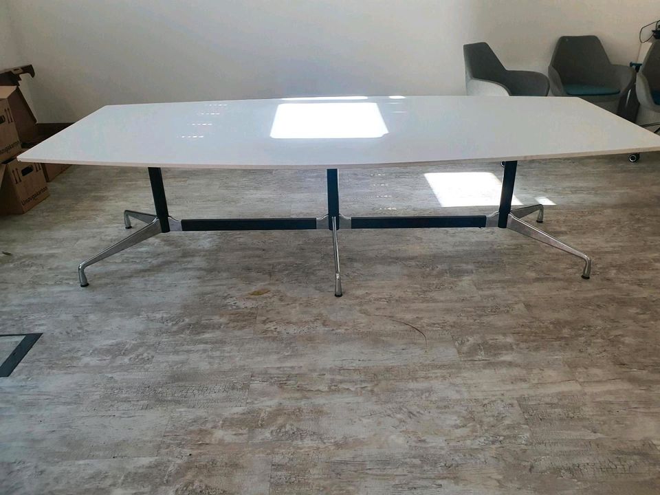 Vitra Eames Tisch mit Natursteinplatte in Leipzig