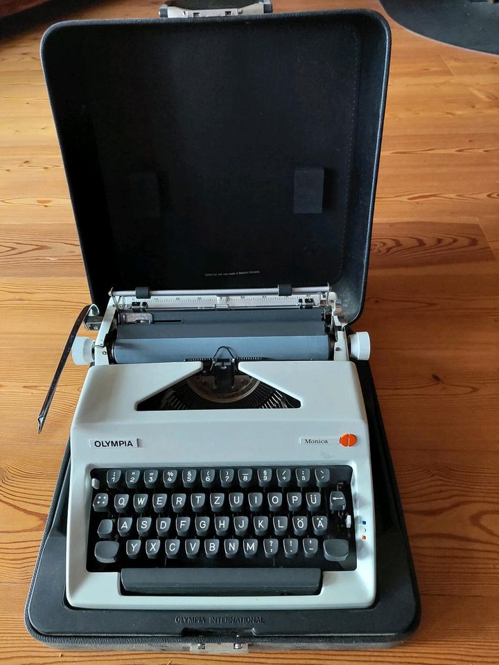 Schreibmaschine Olympia Modell Monica in Billigheim