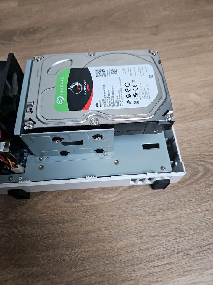 Synology DS216j mit 1x4TB Festplatte in Friesenheim