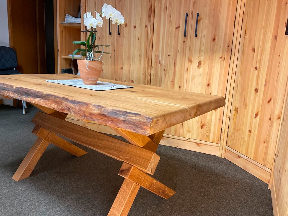 Esstisch, aus Holz Eiche mit Baum Kante Tischplatte Schreibtisch in Angermünde