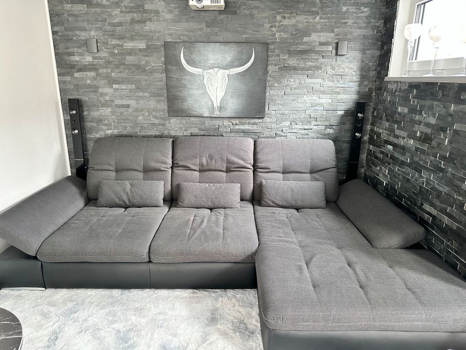 Tolle Couch mit Schlaf-Funktion 305x197 in Weisenbach