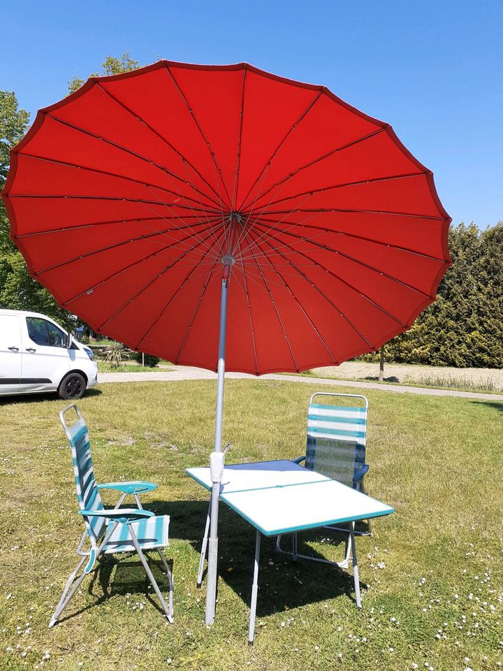 Campingstühle, Tisch und Sonnenschirm in Wiesmoor