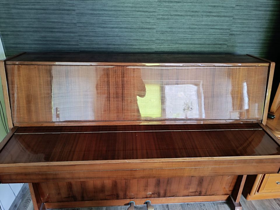 Klavier zu verkaufen in Betzdorf