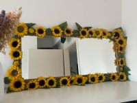 Großer Spiegel mit Sonnenblumen-Rand Köln - Nippes Vorschau