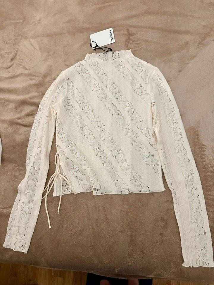 Bershka LONG SLEEVE BLONDE LACE - Langarmshirt - white in Leipzig