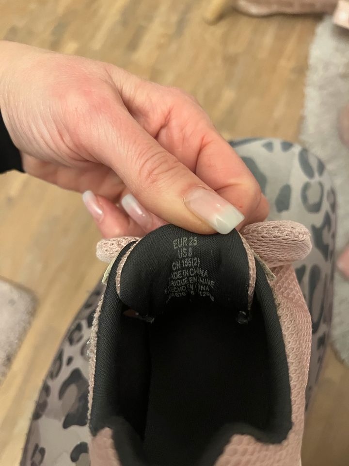 Zuckersüsse Schleifchen Sneaker Schuhe von H & M Rosa Gr. 25 in Hannover