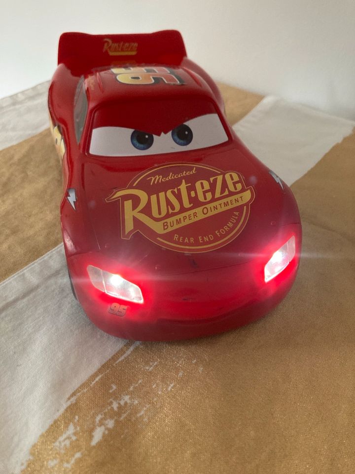 Auto rot mit Augen in Winsen (Aller)