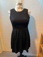 Damen Kleid Sommerkleid Skaterkleid schwarz M ärmellos tailliert Niedersachsen - Celle Vorschau