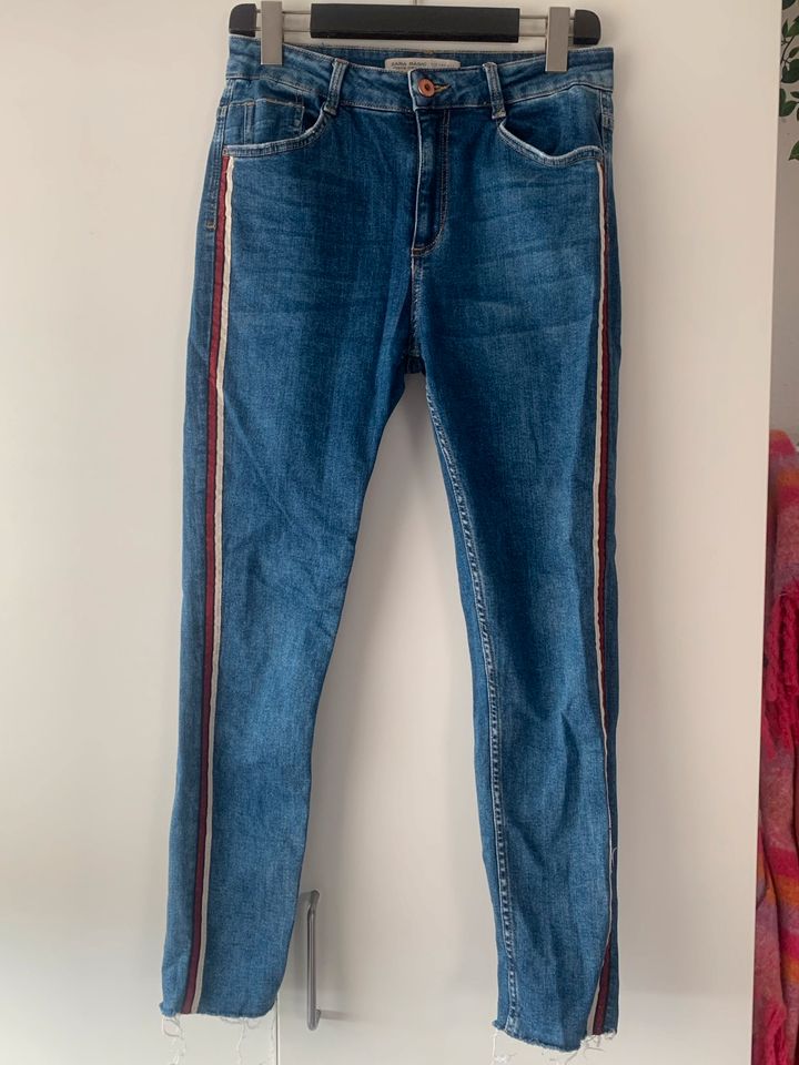 Blaue Jeans mit rot-weißen Streifen an der Seite von Zara Gr.40 in Northeim