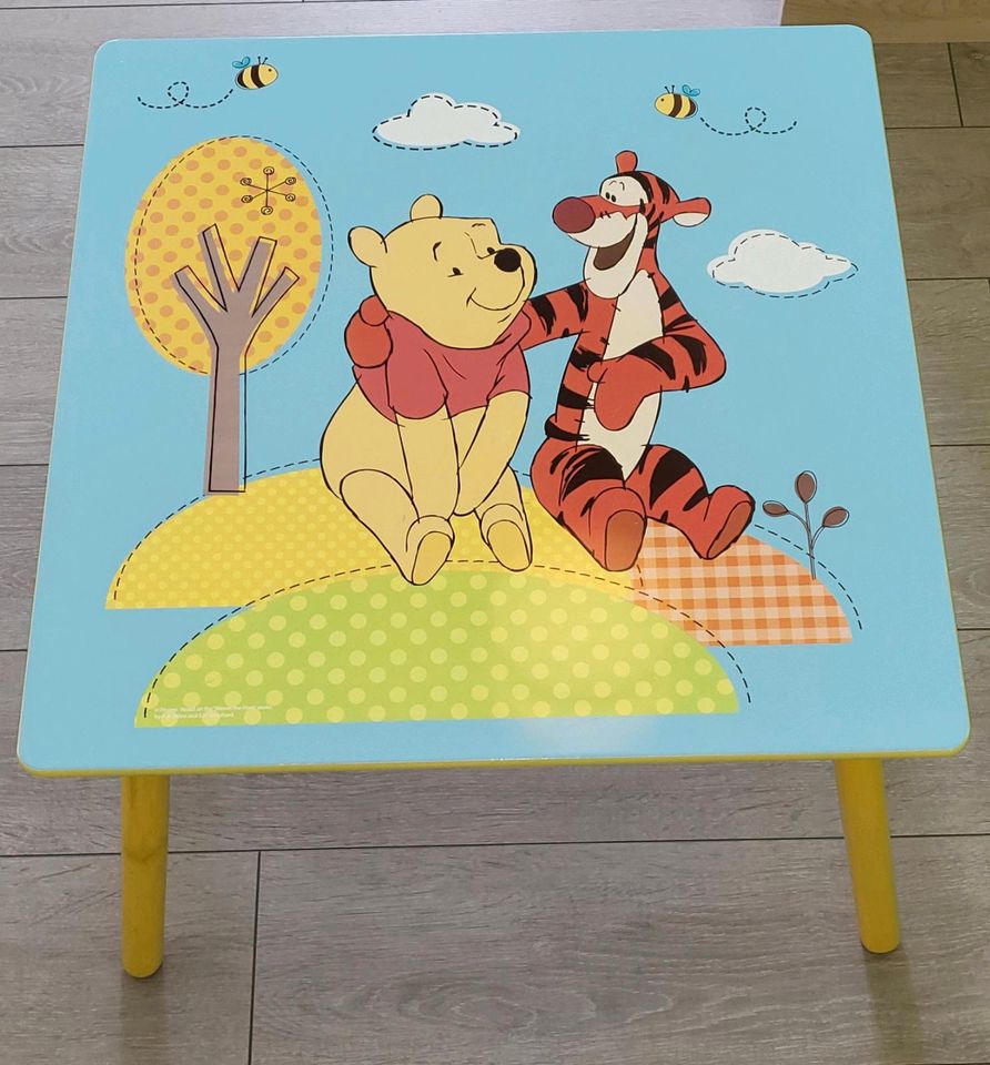 Kindertisch und 2 Stühle von Winnie Puuh in Döbeln