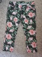 Caprihose mit Blumen, 7/8 Hose Gr 44 Sachsen-Anhalt - Hettstedt Vorschau