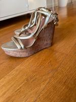 Keil Absatz Schuhe Gr. 38 in gold und schwarz München - Laim Vorschau