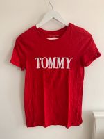 Rotes Tommy Hilfiger T-Shirt mit weißer Aufschrift XS Sachsen-Anhalt - Halle Vorschau