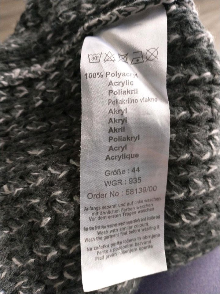 Strickjacke Jacke Cardigan Größe 44 neuwertig in Hofheim am Taunus