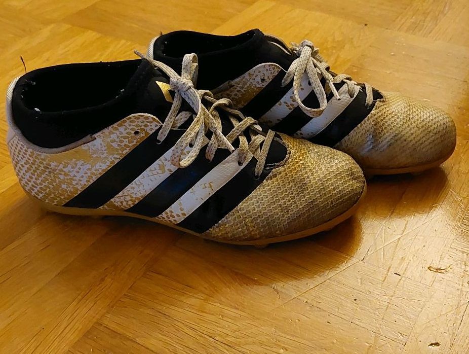 Adidas Fussballschuhe mit Socken Gr.36 (Stollen für draußen) in Bayern -  Mering | Gebrauchte Kinderschuhe Größe 36 kaufen | eBay Kleinanzeigen ist  jetzt Kleinanzeigen