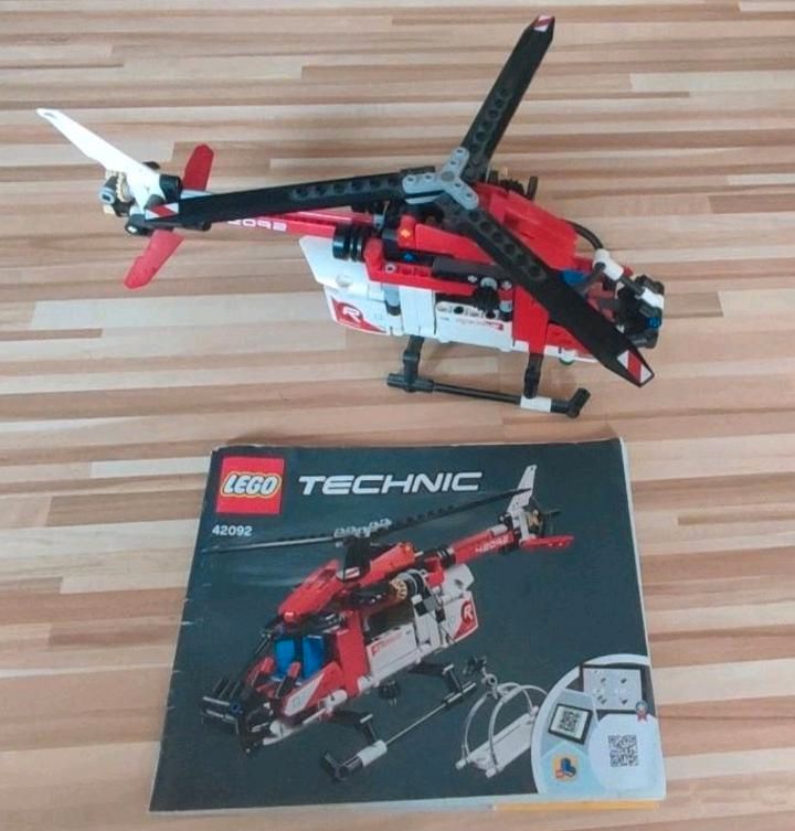 Lego Technic Rettungshubschrauber 42092 - vollständig in Breckerfeld