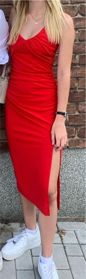 H&M Kleid lang geschlitzt gerafft rot Größe XS 34 in Wesel
