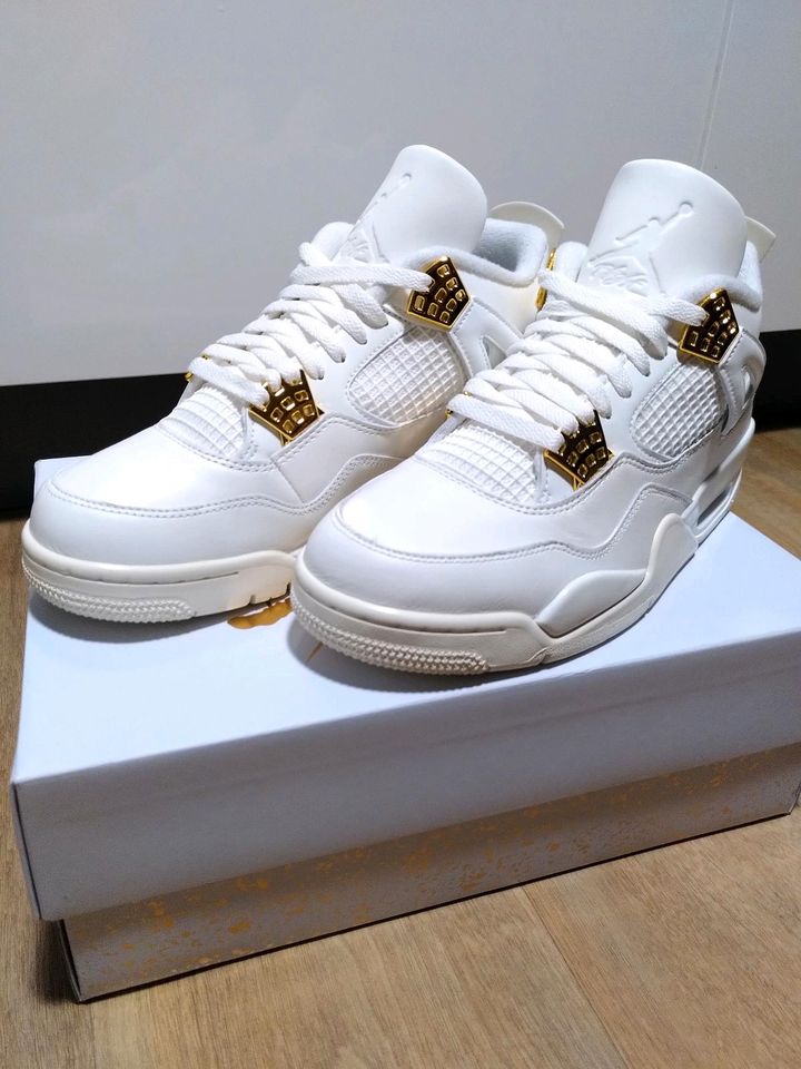 Jordan 4 White and Gold in Berlin