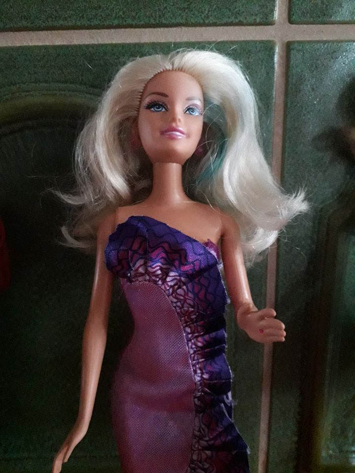5 Barbie Puppen und viel Zubehör in Emersacker