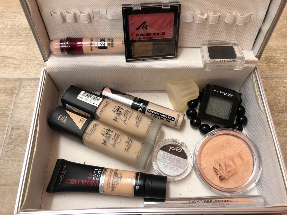 Kosmetikkoffer mit diversen Make up Produkten NEU in Zeithain