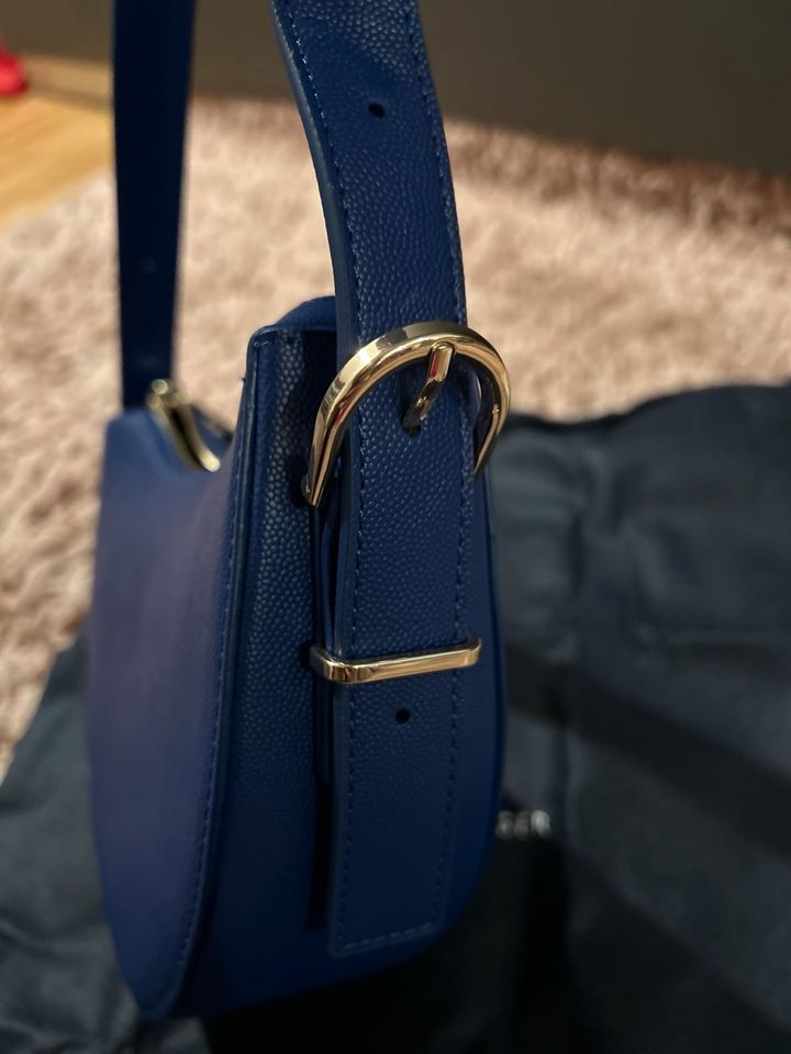 Neu Tommy Hilfiger Tasche blau Gold Halbmond in München