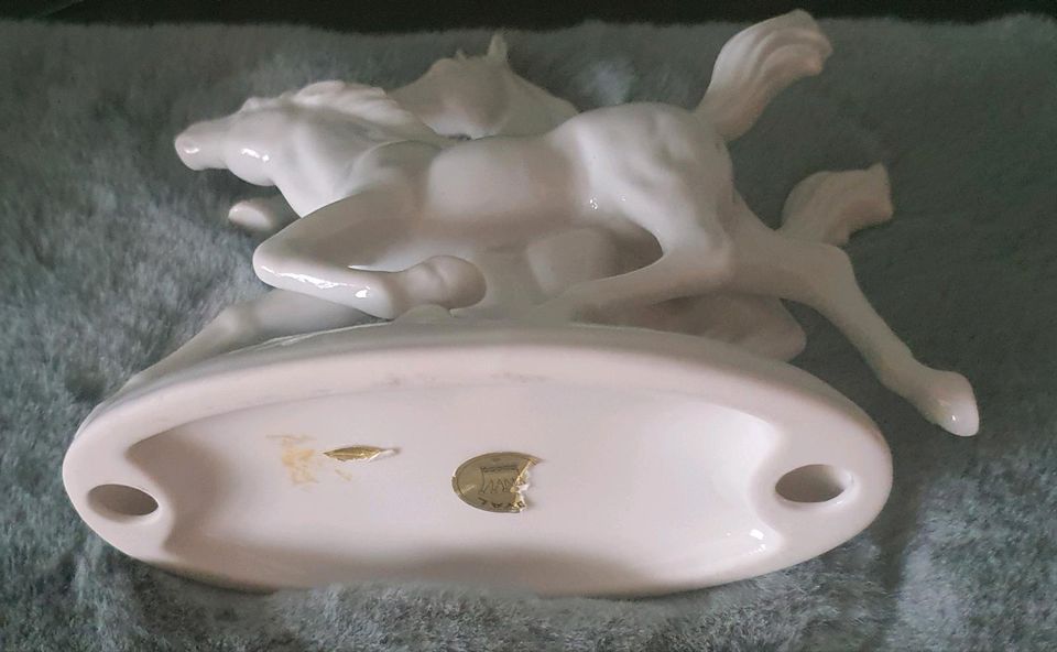 Porzellan Figur weiß - galoppierende Pferde Marke: Royal in Legau