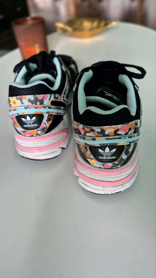 Adidas Astir core black/blue/pink Gr. 39/41 (Etikett 41 ⅓) in Eppertshausen