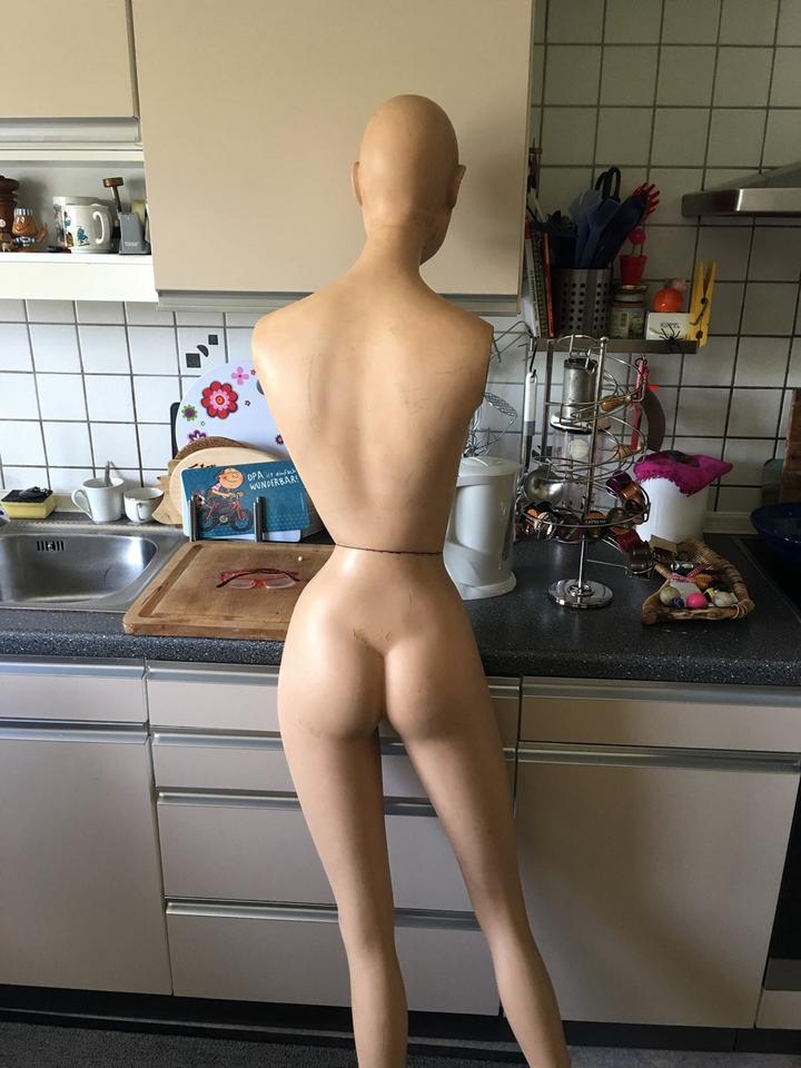 Alte Schaufensterpuppe mit Schönheitsfehler an Selbstabholer in Ranstadt
