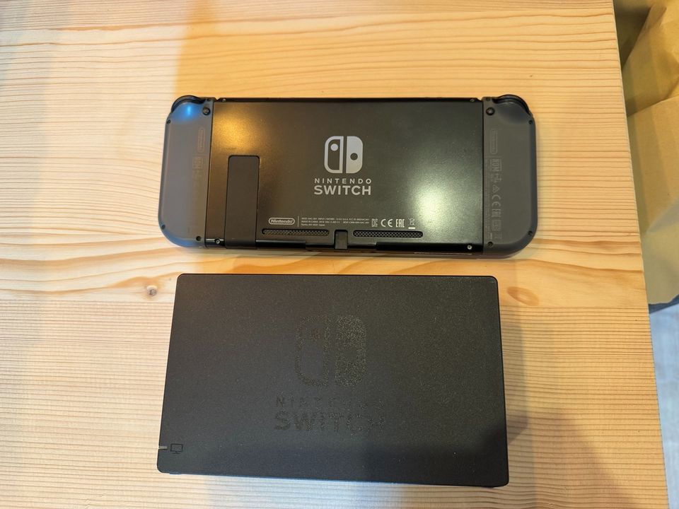 Nintendo Switch Konsole mit Station grau/grau in Aldingen