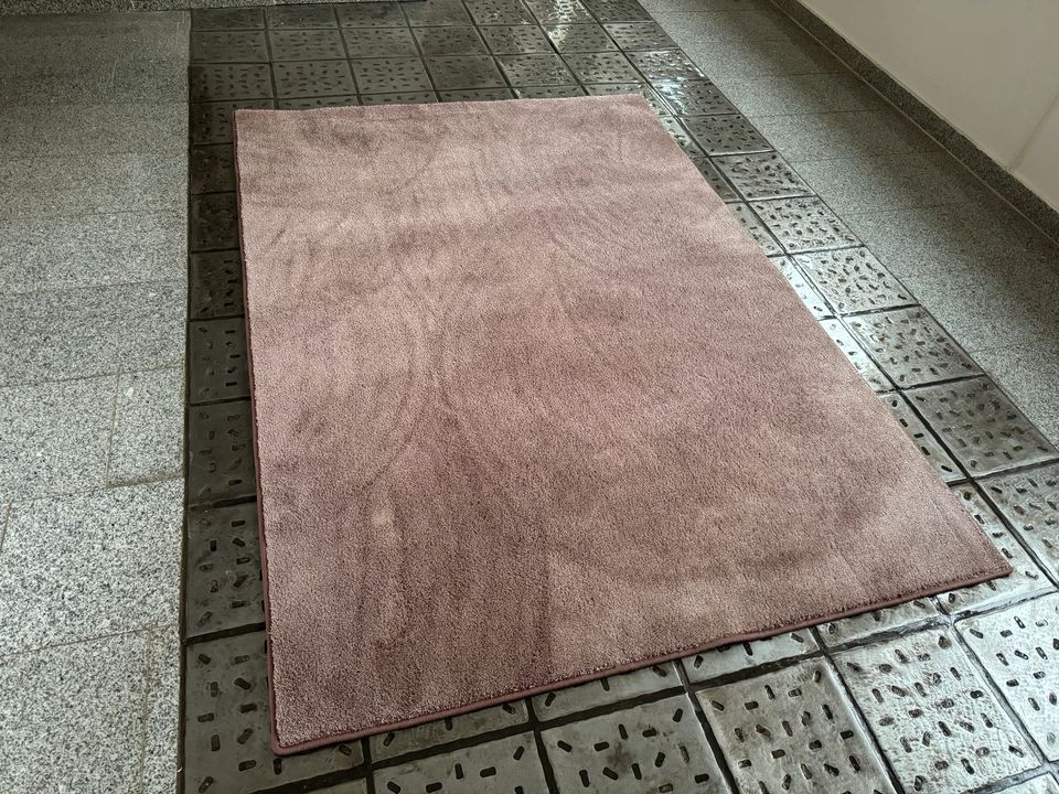 Schöner kuscheliger Teppich ca. 2m x 140 NEU zartes Lila in Berlin