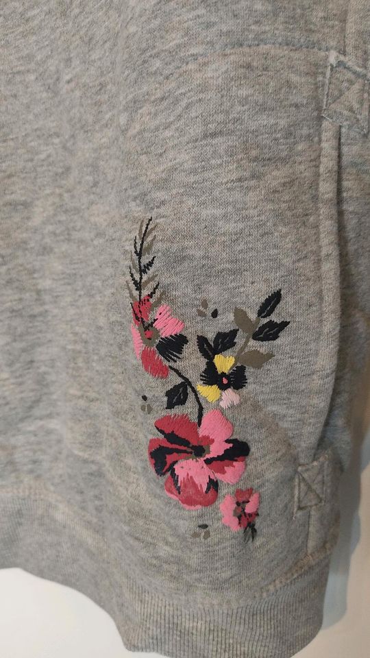 Gina  Sweater Shirt hellgrau meliert mit Blumenstickerei, Turtle in Willich