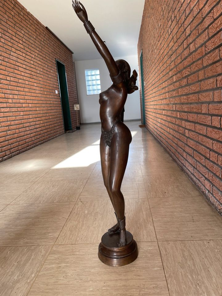 Bronze Skulptur auf Bronzesockel, Tänzerin in Wildeshausen