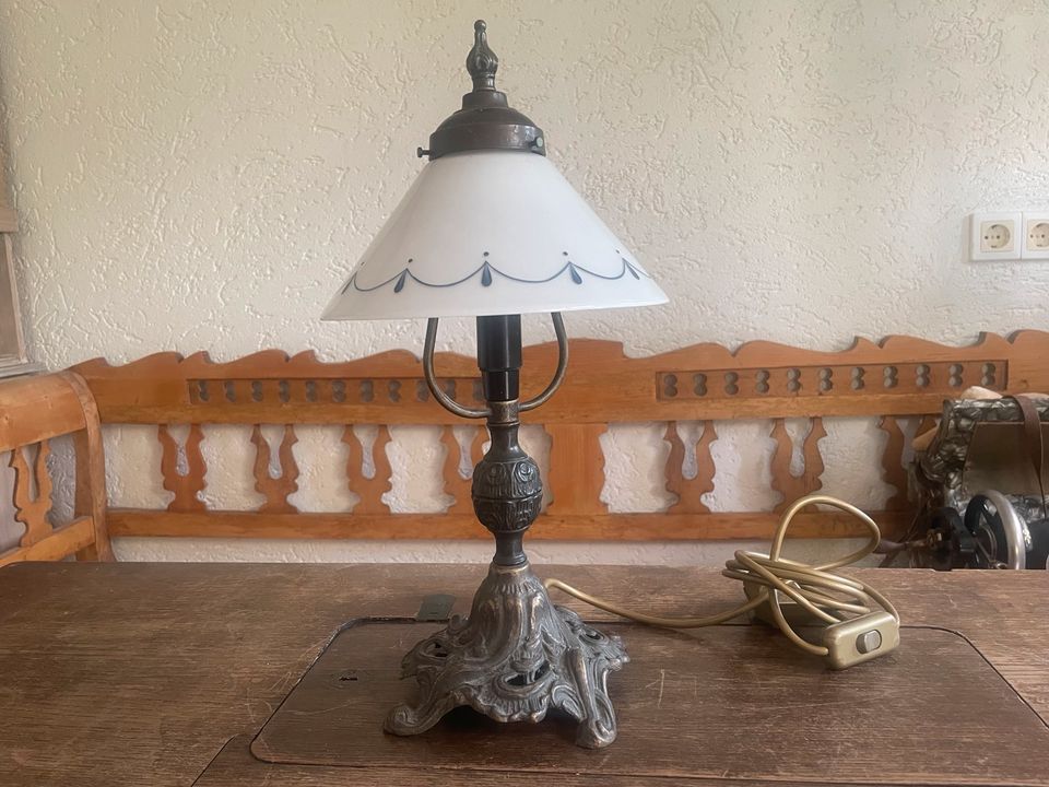 Lampe mit Porzellanschirm in Friedberg (Hessen)