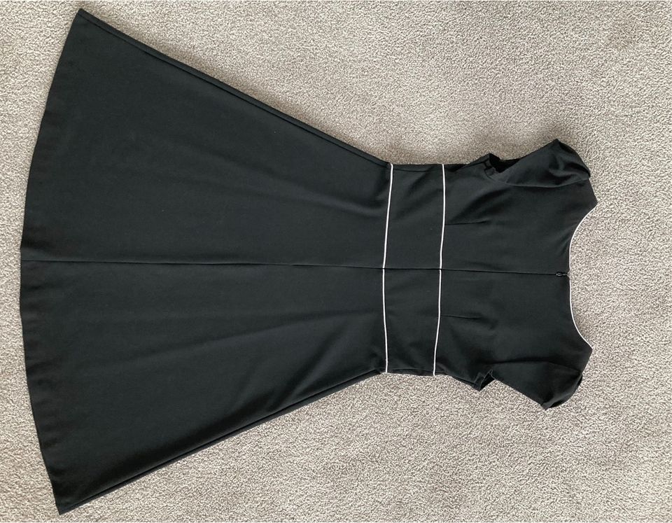 Schwarzes Kleid mit weißen Paspel, Gr. 38 in Bühlerzell