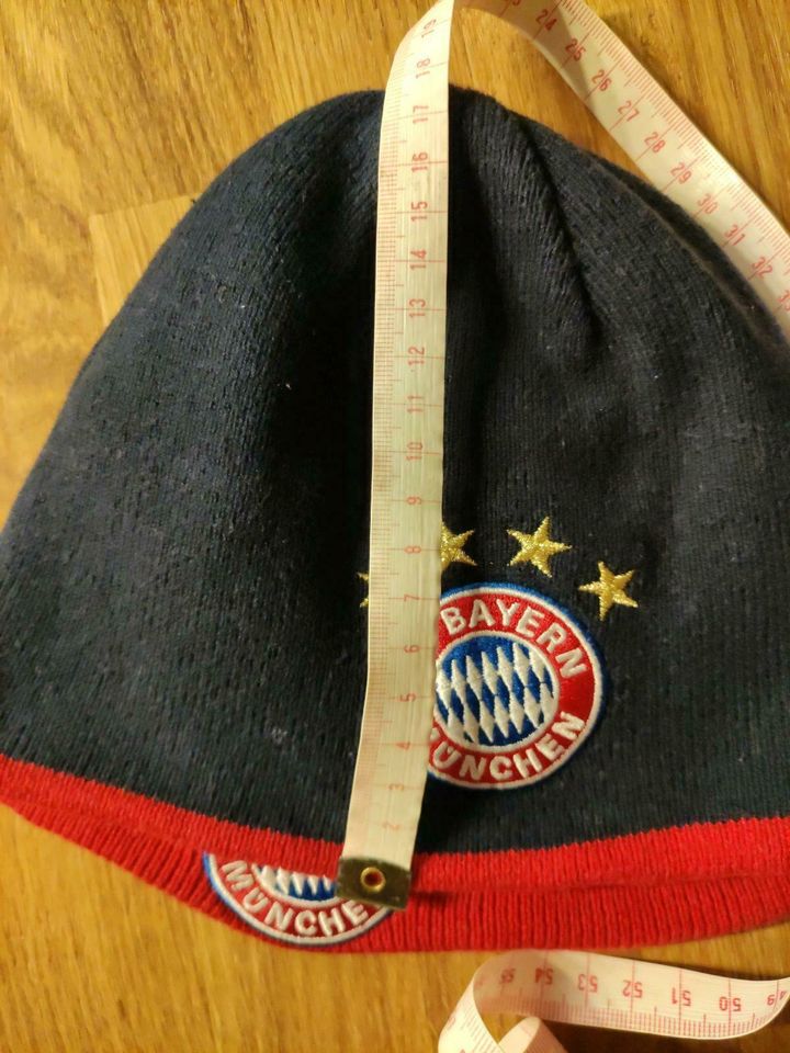 Wendemütze FC Bayern Logo Wendebeanie in Burscheid