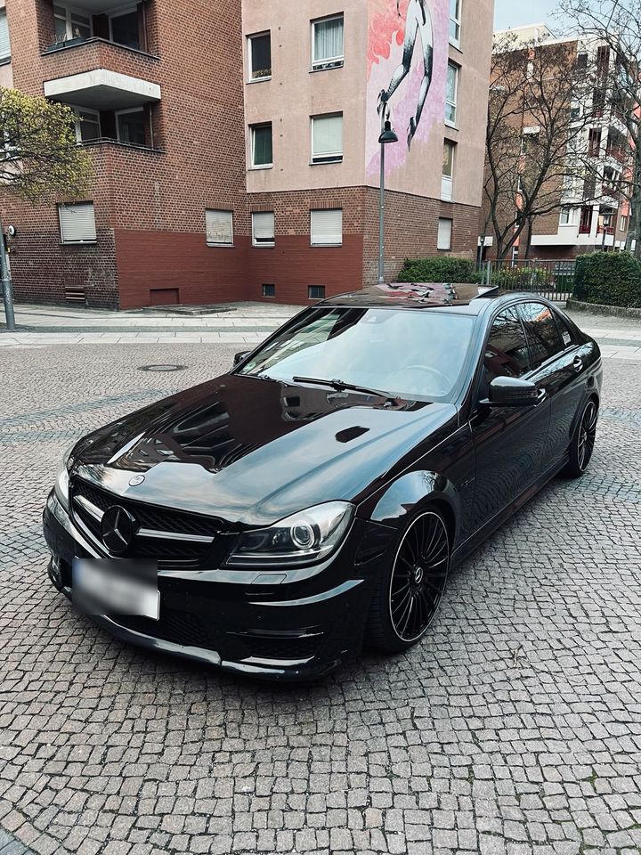 MERCEDES BENZ C 63 AMG V8 SAUGERMOTOR ! in Berlin