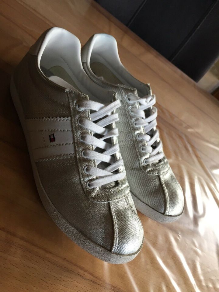 Tommy Hilfiger Sneaker -39- in Büdingen