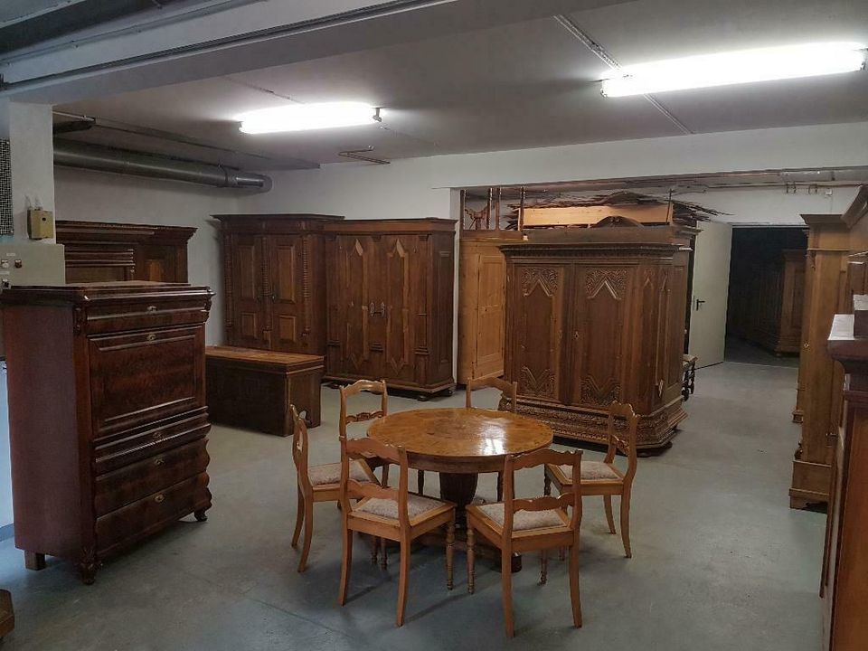 Barock Biedermeier Kommode Schrank Vitrine Truhe Tische Antik in Ehringshausen