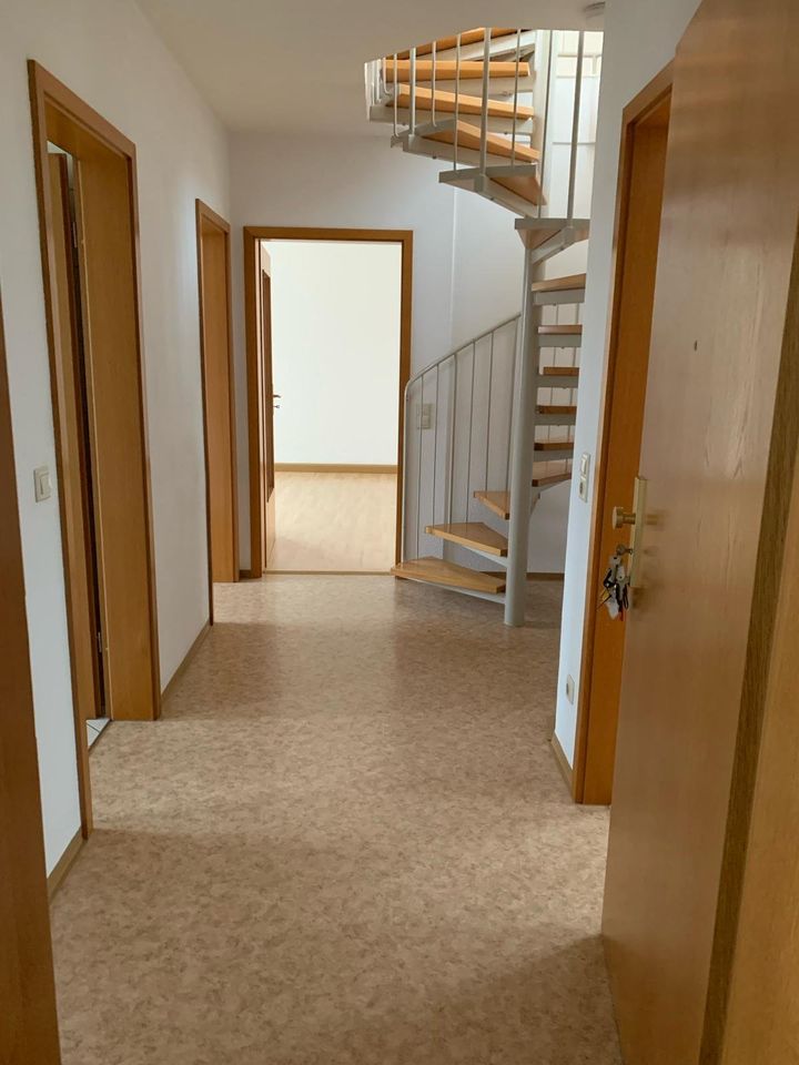 großzügige 4 Raum Wohnung mit Wendeltreppe, zzgl. Stellplatz in Hartmannsdorf