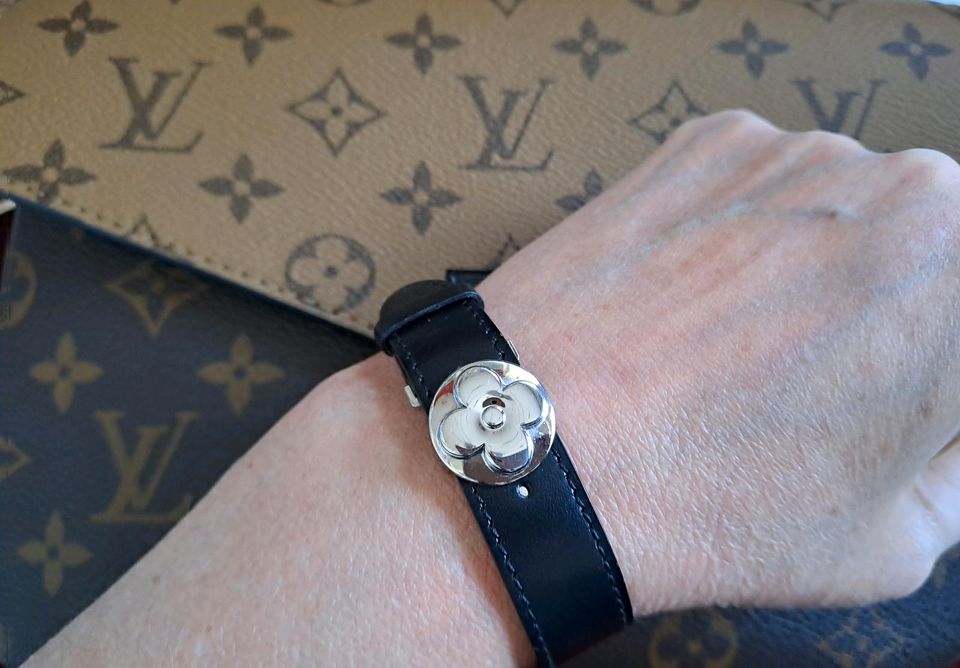 TOP schönes LOUIS VUITTON Armband Leder Schwarz, Silber Blume in Viersen