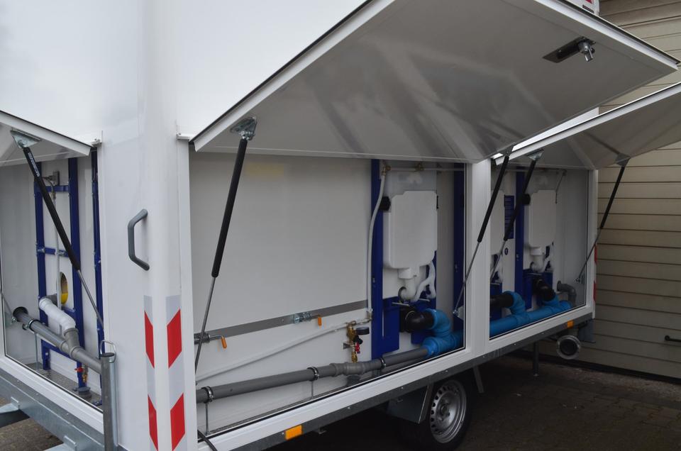 PKW Anhänger NEU 1300 Kg Toilettenwagen 2 Abteile Waschbecken in Bielefeld