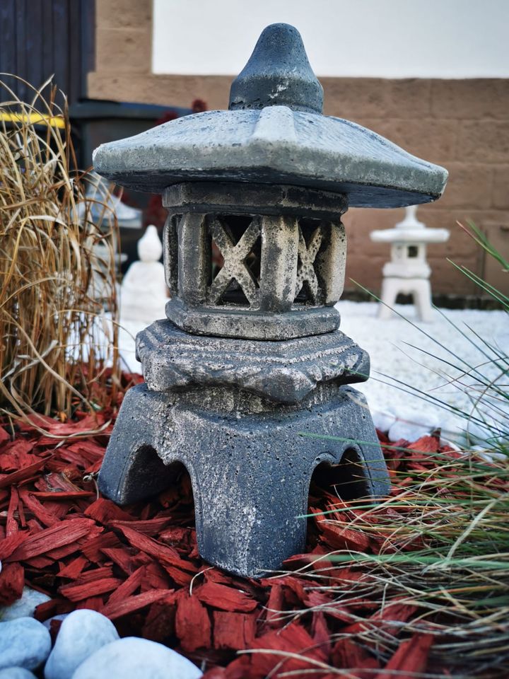Japanische Steinlaterne Gartendeko Frostsicher Pagode Yukimi in Gehofen