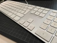 Apple Tastatur, mit Kabel, weiß, Designer Tastatur Hamburg Barmbek - Hamburg Barmbek-Süd  Vorschau