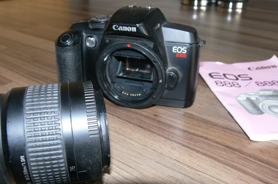 Analoge Spiegelreflexkamera Canon EOS 888 und SIGMA-Zoomobjektiv in Stralsund