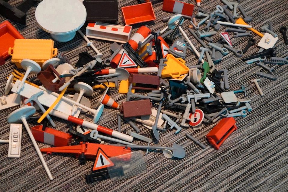 MEGA Playmobil Kleinteile Set Konvolut Baustelle Werkzeug Möbel in Esslingen